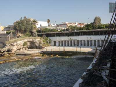 La costruzione sorge in un�ansa a nord del centro storico di Torre a Mare...